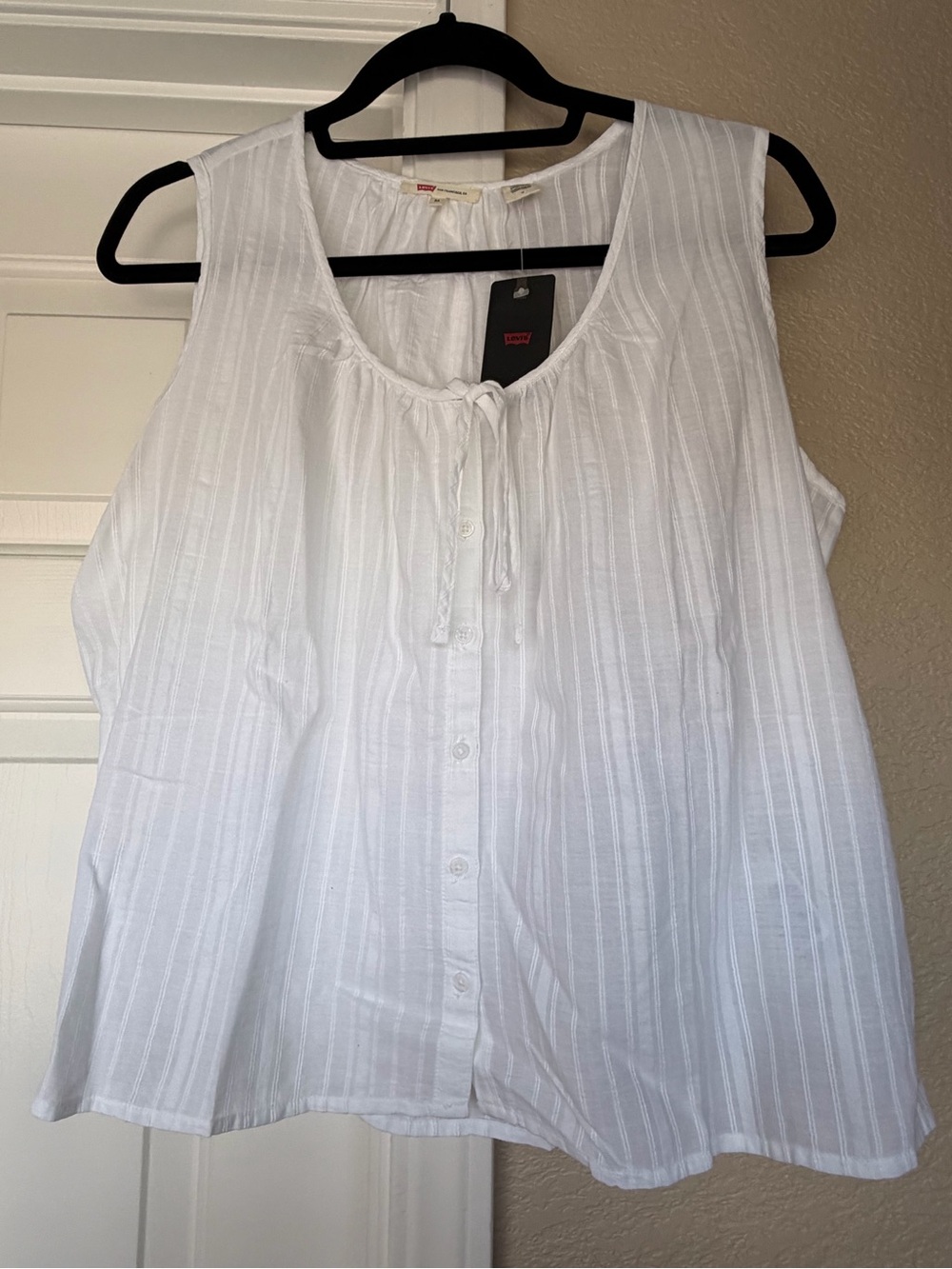 Levi's White Sleeveless Tie-Neck Button Front Blouse